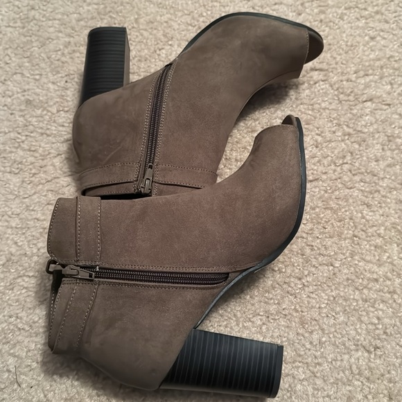 Charlotte Russe Lucite Booties Size 9 Color Khaki - Picture 9 of 13